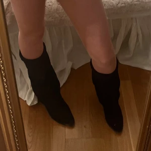 Svarta stövletter i mocka - Snygga svarta stövletter i mocka med rund tå. Perfekta för en stilren look.