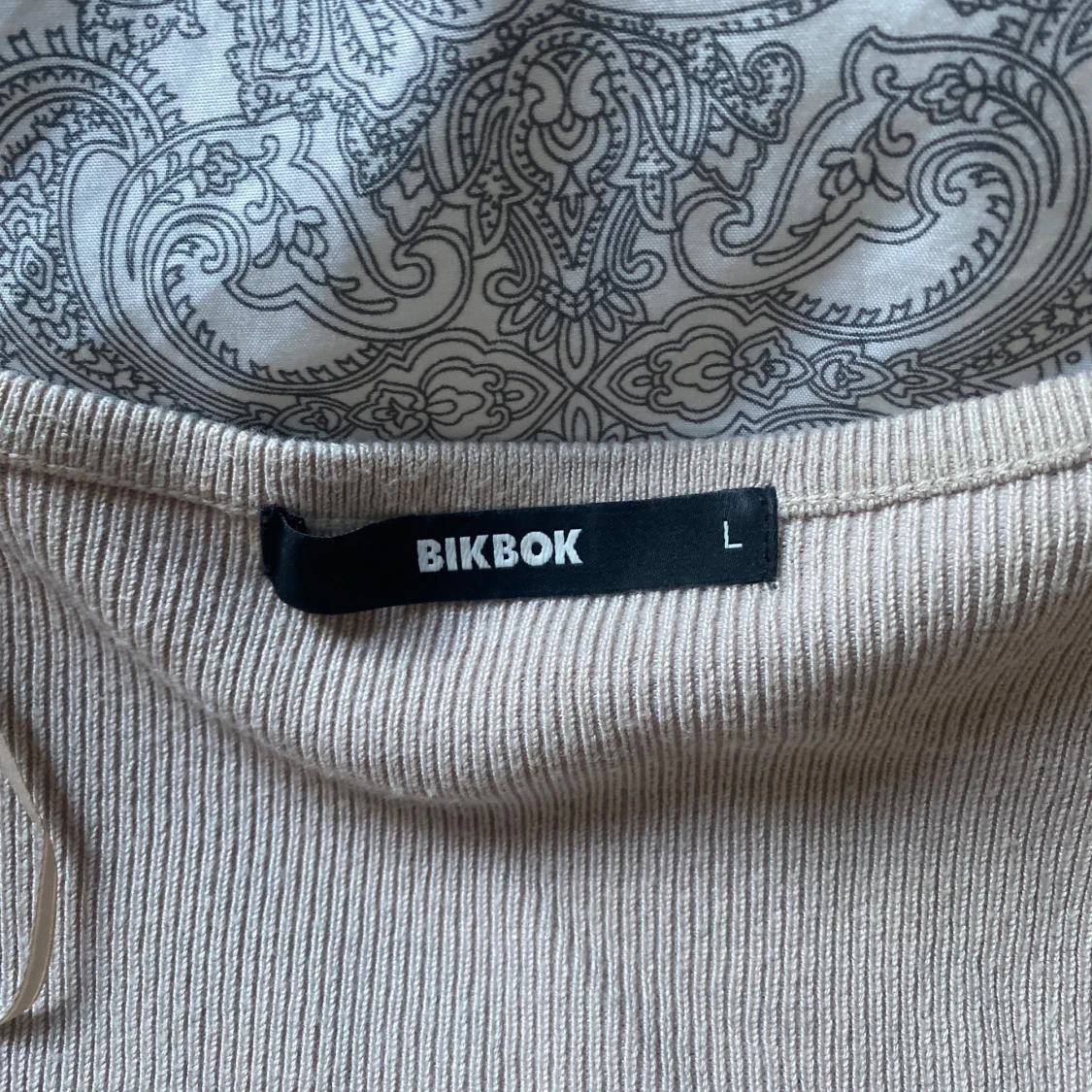 Beige ribbad tröja från BikBok - 2