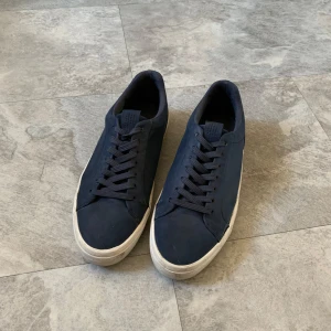Navy skor herr - Mörkblåa pull and bear skor i storlek 42. Finns lite defekter på sulan som syns på bilderna. Pris kan diskuteras!