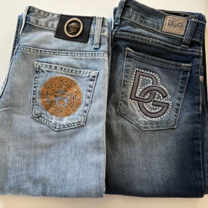 Två par klassiska jeans med utsvängda ben. - Två par gamla jeans som legat länge så utsvängda ben men långa (ljusblå 83 cm fr gren resp mörkblå 89 cm) så kanske kan klippas av för att kapa det mest ustvängda. Ljusblå strl 26 och mörkblå strl 27. Ett fynd. 299kr/st