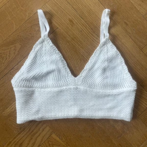 Sommar topp - Snygg vit sommar topp som är perfekt för att använda som bikiniöverdrag. Har justerbara band!❣️