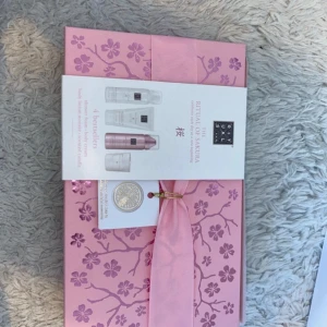 Presentset från Rituals - Lyxigt presentset från Rituals med doften 'The Ritual of Sakura'. Innehåller en duschgel, kroppskräm, kroppsskrubb och doftljus. Förpackat i en vacker rosa låda med blommönster och ett rosa band. Perfekt för en avkopplande stund. Helt nytt