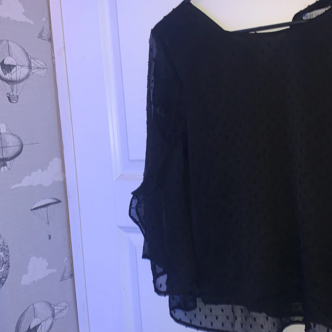 Svart blus med prickigt mönster - 2