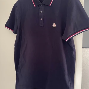 Moncler Piké Herr  - Moncler Bomullspiké Herr  Storlek L Nypris ca 2600kr från MIINTO   Endast testad och använd ett fåtal gånger sen jag fick den.  Mitt pris 1750kr   Mvh Linus 