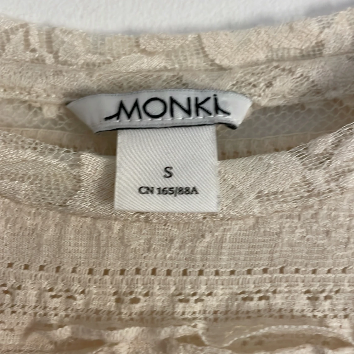 Beige spetsmönstrad topp från Monki - 1