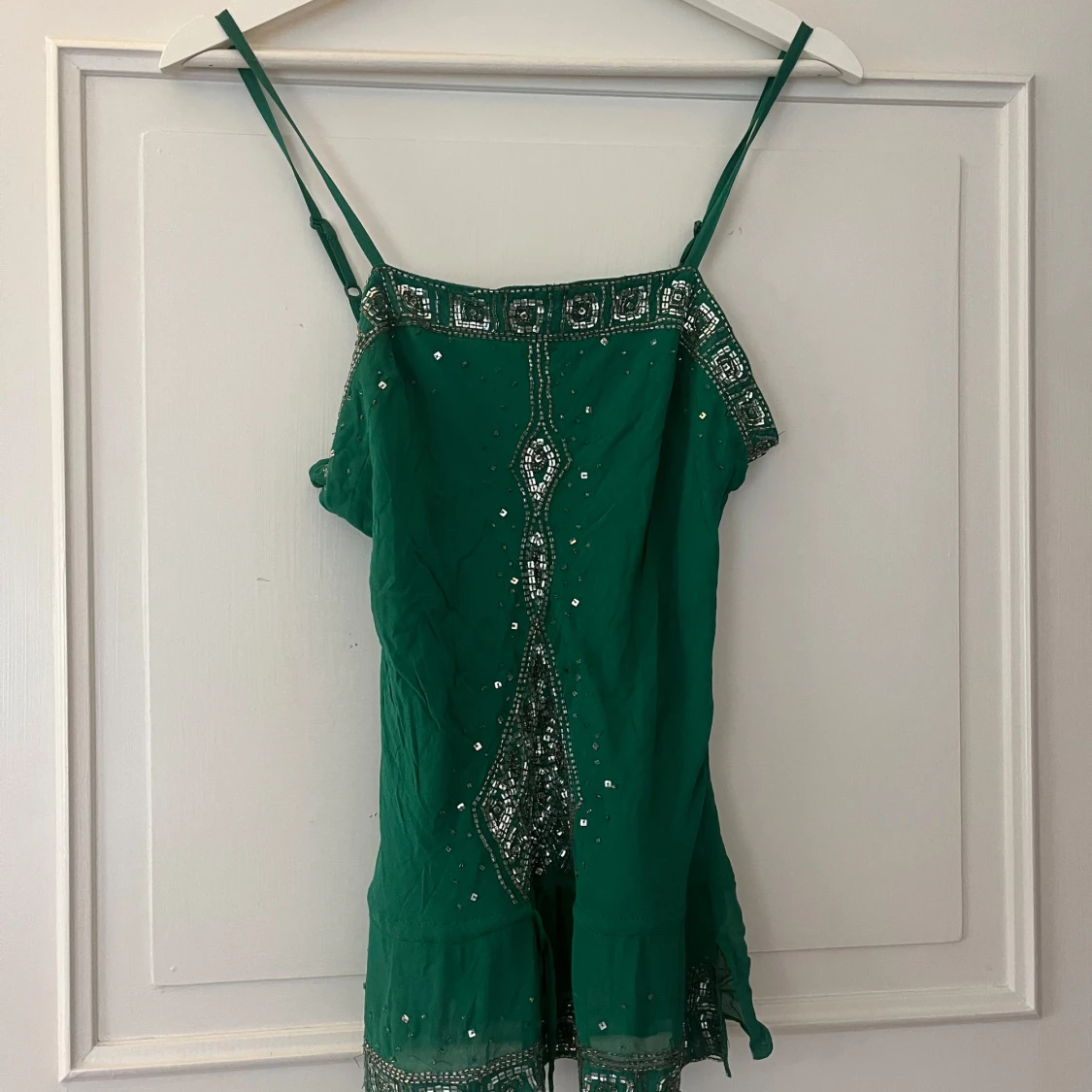 Grön ärmlös topp med paljetter