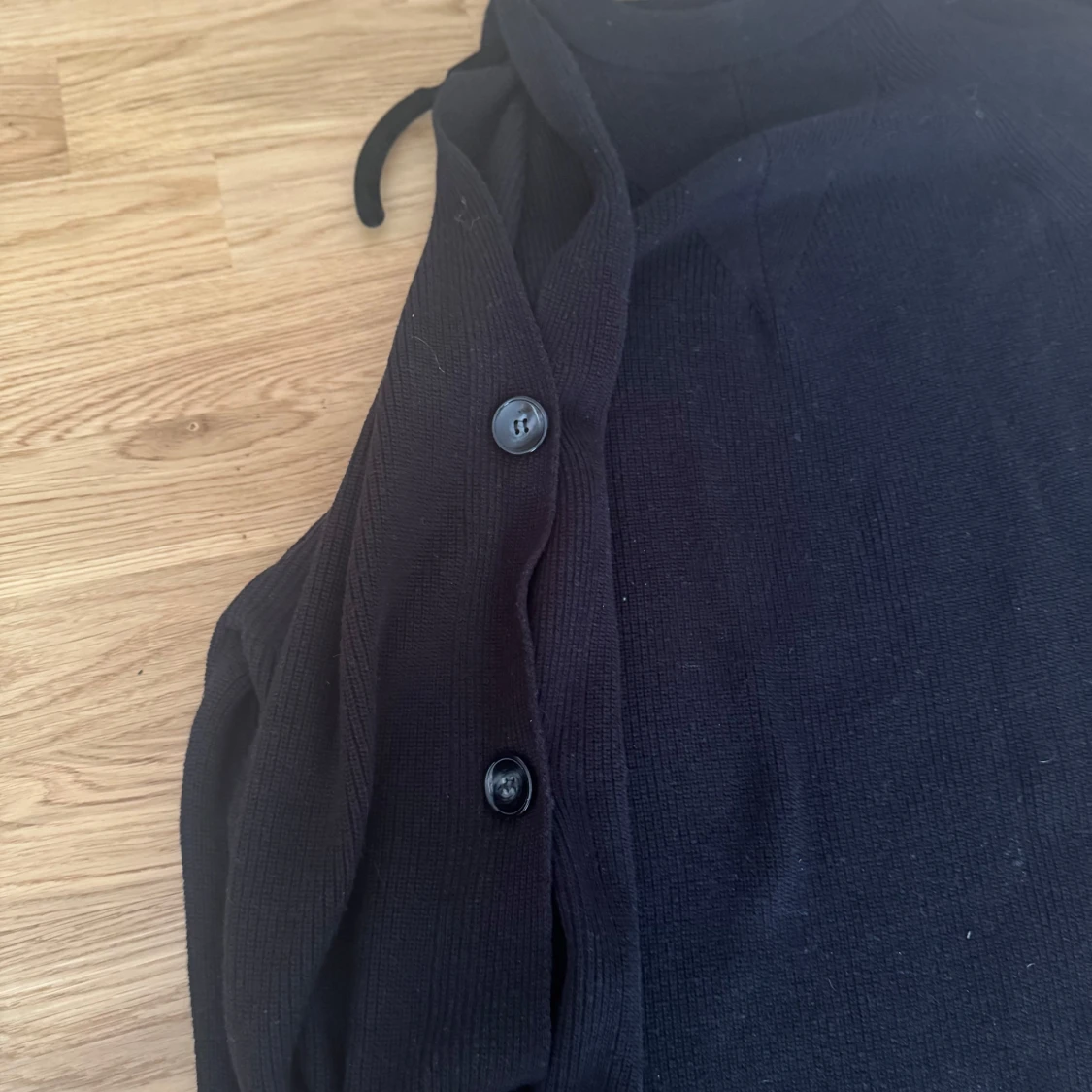 Svart stickad kofta med knappar - 3