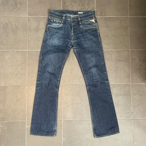 Replay jeans - Sjukt feta straight fit Replay jeans | sick: 8,5/10 | storlek 31/34 | nypris 1800kr | vårt pris 420kr | kontakta vid några funderingar// Torslanda closet😊