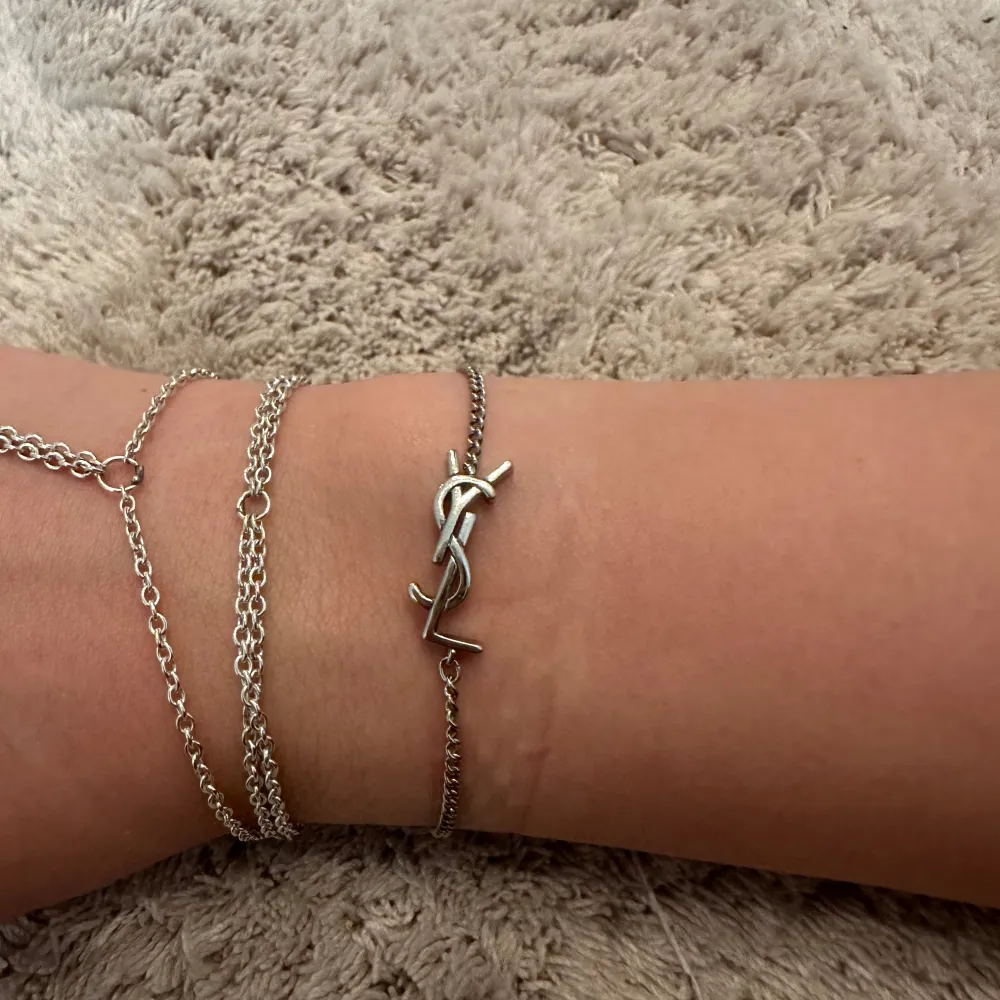 Jätte fint Ysl armband i väl drift fint skick. Har tyvärr inte kvitto eller box då jag köpte det på Vinted. Ser nästan helt oanvänt ut. Skriv för fler bilder eller frågor😊. Asusteet.