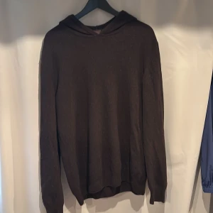 Oscar Jacobson hoodie - Schysst stickad hoodie från Oscar Jacobson, storlek L bra skick. Jag är 187 och passar mig bra. Hör av er vid eventuella frågor!!