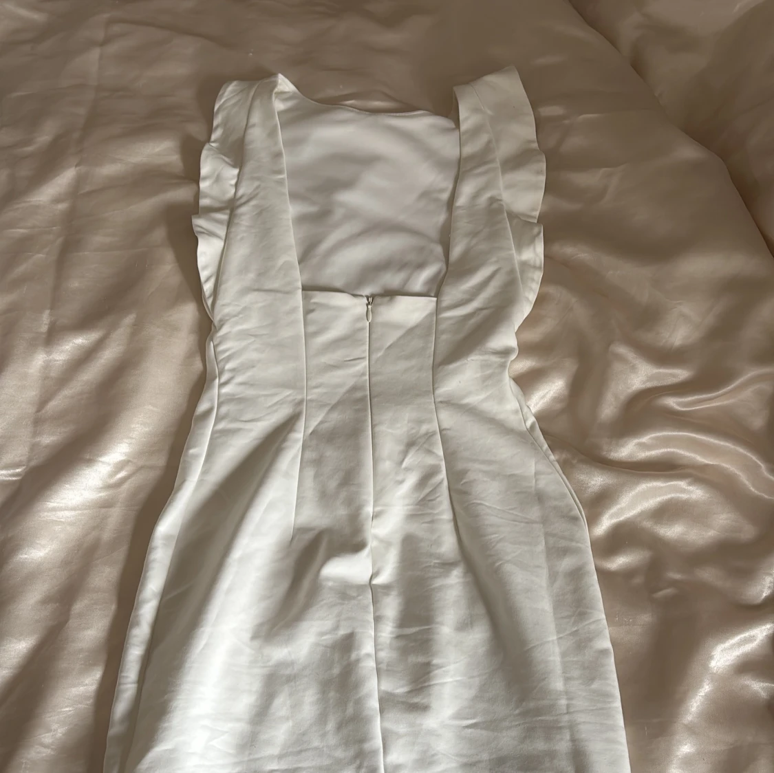 Vit kort klänning med volangdetaljer - 2