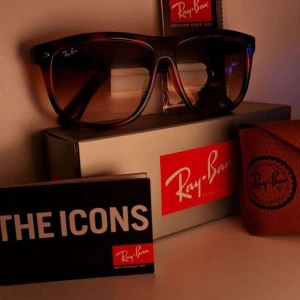 Solglasögon från Ray-Ban (boyfriend) - Snygga solglasögon från Ray-Ban med en klassisk design. Bågarna är i en brun nyans med en subtil sköldpaddsmönster. Glasen är tonade och ger ett stilrent intryck. Perfekt accessoar för soliga dagar. Skriv vid minsta fundering🙌