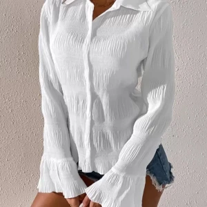 Vit blus med långa ärmar - Snygg vit blus med långa ärmar och krage. Blusen har en elegant struktur och är perfekt för en stilren look. Passar bra till både jeans och kjol.