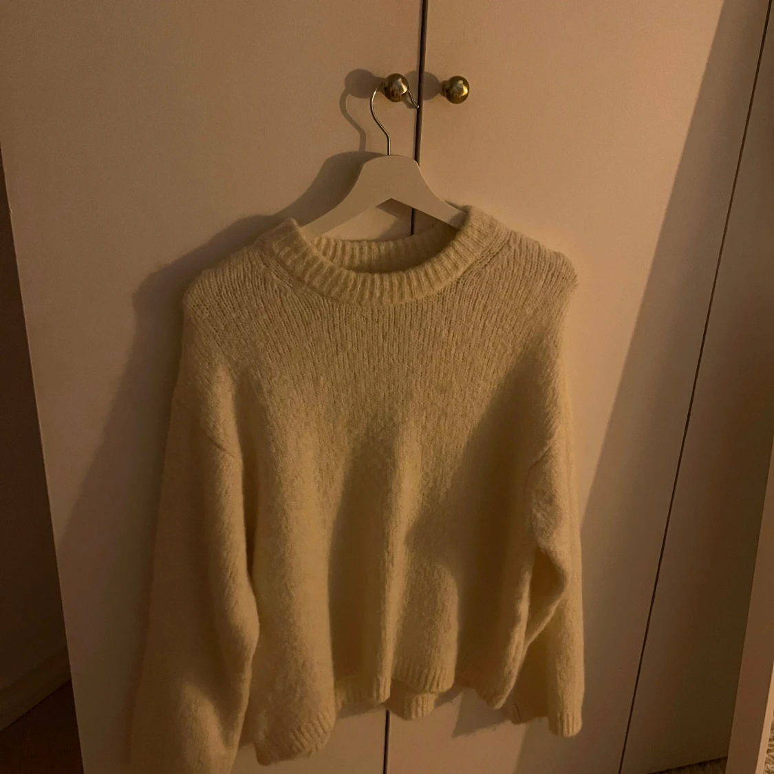 Krämvit stickad tröja från Gina 