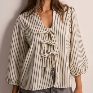 Randig blus  - Jättefin randig blus från Nelly!