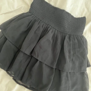Svart volang kjol - Gullig volang kjol från Kappahl💕i stl 158/164 (Xs)