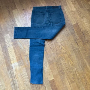 Sköna acne jeans - Säljer ett par acne jeans som är i nästan nytt skick, sjukt snygga och stilrena. Passform är slimfit och byxorna  passar till mycket. Pris kan diskuteras vid snabb affär!!