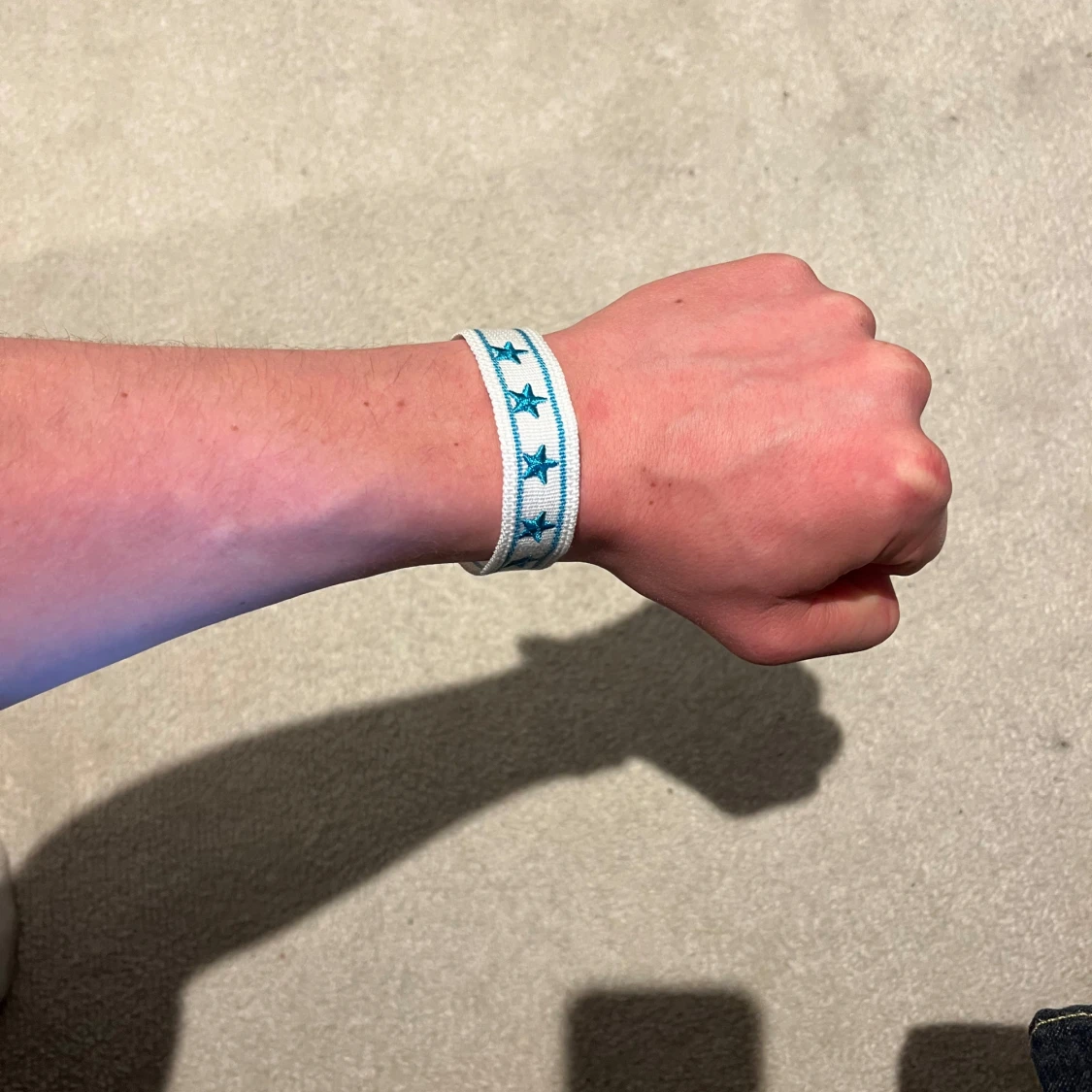 Vitt och blått armband med stjärnor