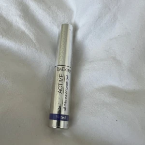 Ögonbrynsgel från IsaDora - Säljer en IsaDora Active all day wear ögonbrynsgel i färgen Medium Brown. Perfekt för att hålla brynen på plats hela dagen. Kommer i en smidig silverfärgad tub.