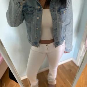 Jeansjacka - Jeansjacka i storlek S skulle jag säga💗perfekt till sommaren