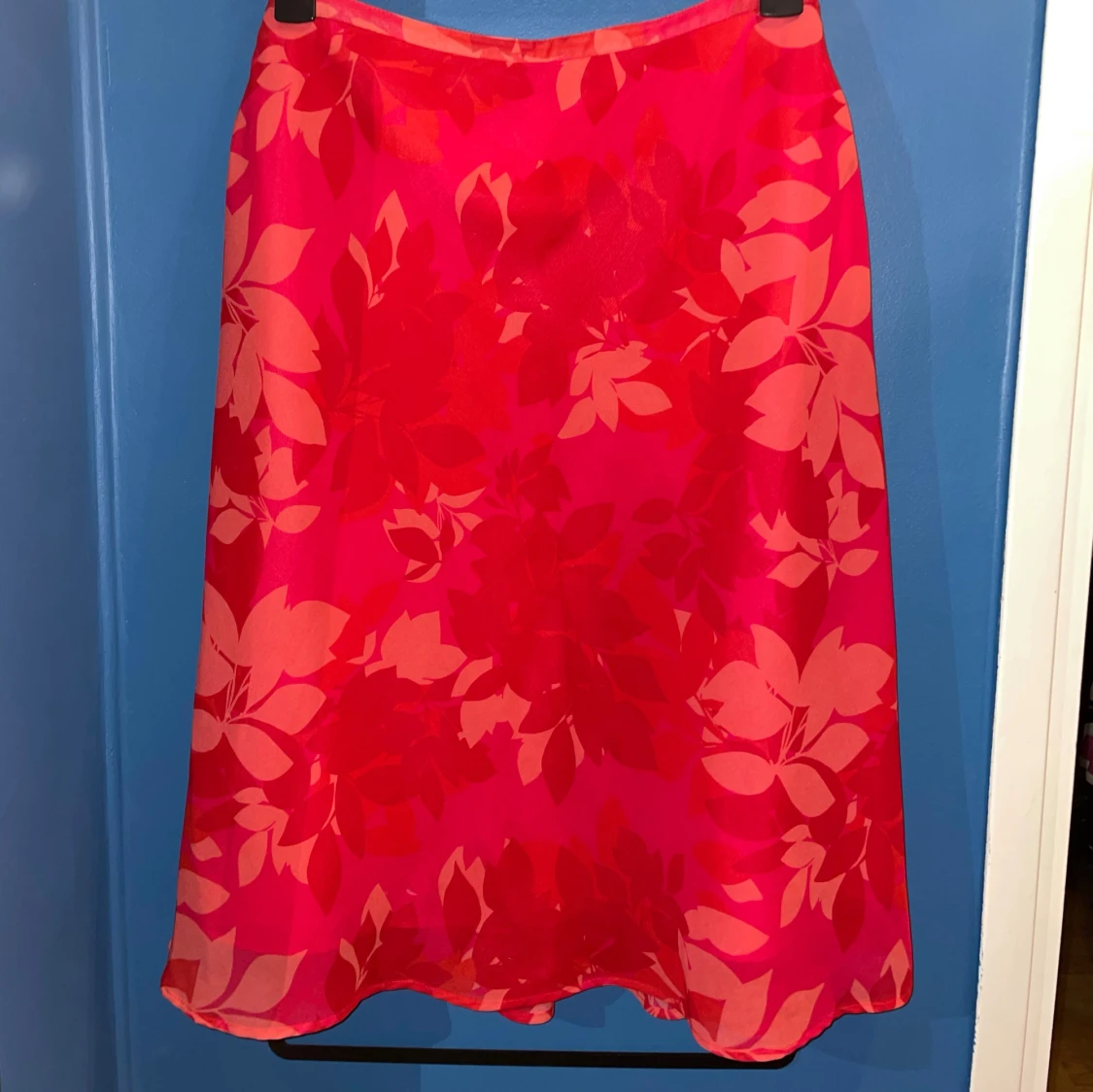 Röd blommig midikjol