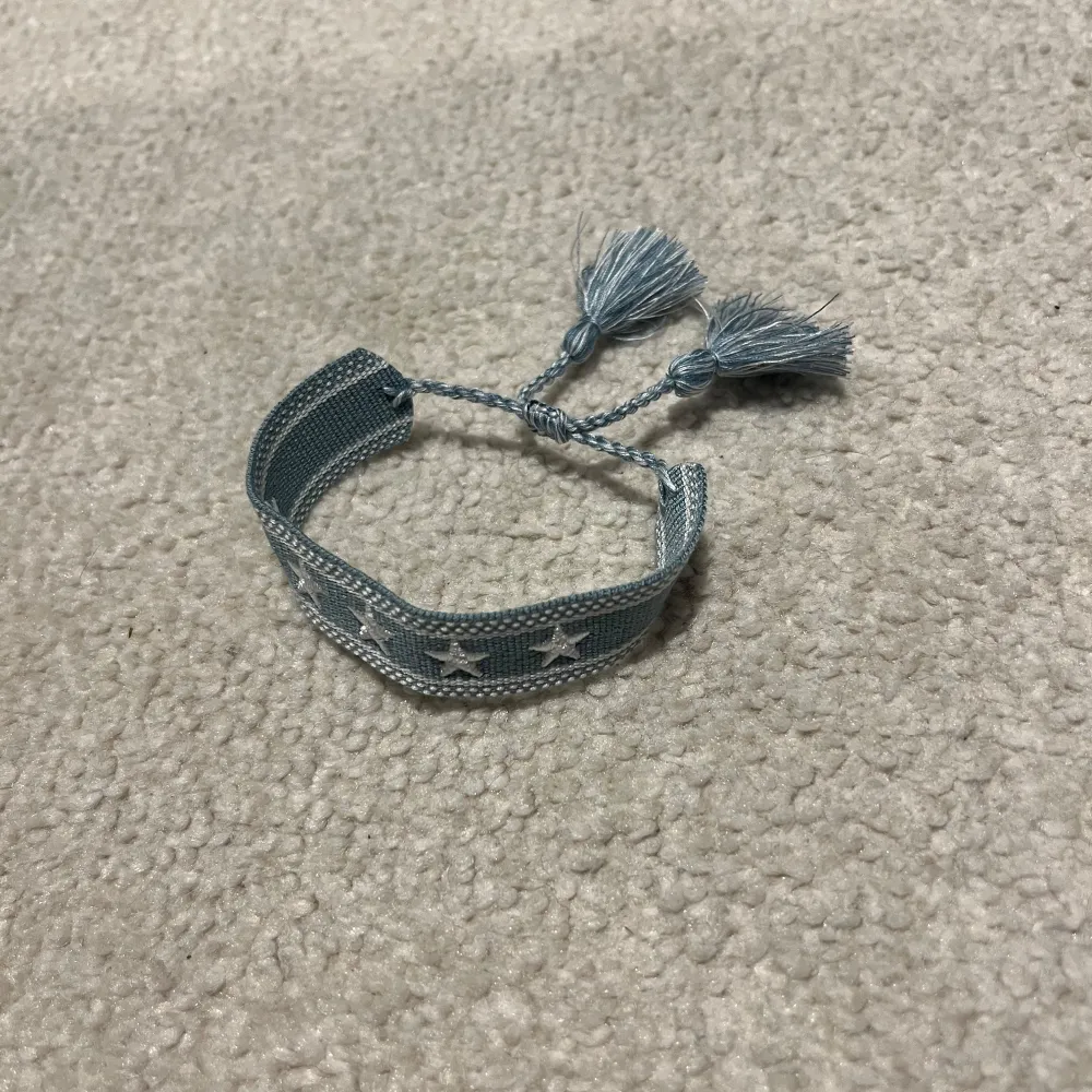 Snyggt blått armband med vita stjärnor och justerbar knytning. Liknar det sjukt snygga dior armbandet. Vid minsta fråga eller fundering hör av er🤝. Asusteet.