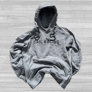 Sail Racing - Sail Racing Hoodie Grå🩶 Storlek: M Skick: 7/10