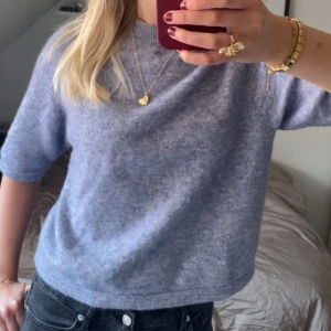 Stickad trekvartsärmad  - Stickad trekvartsärmad tröja i alpackablandning från &Other stories 🌟  Storlek S!! Superfint skick och knappt använd 💕 (Nypris 790kr)