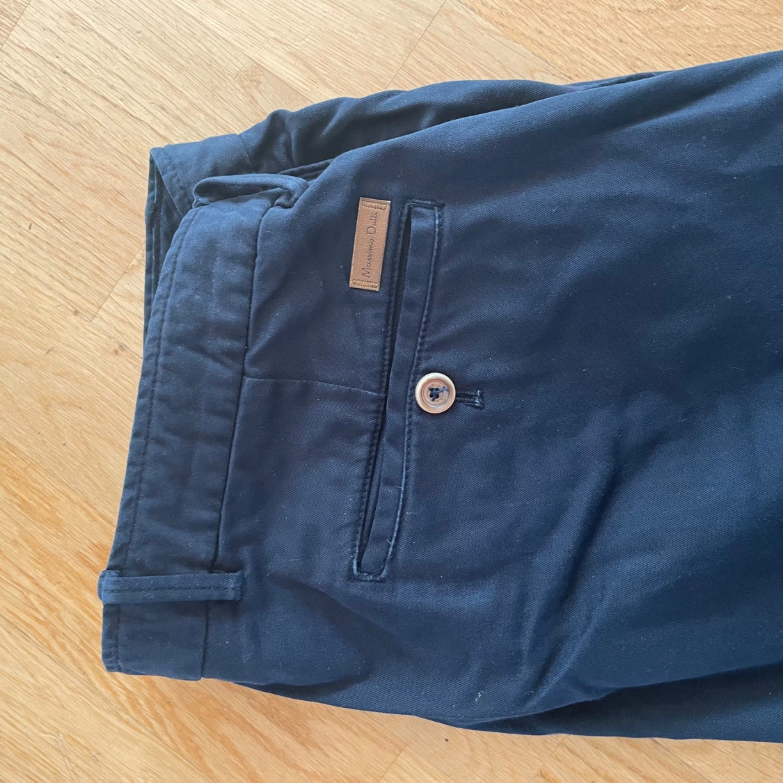 Mörkblå chinos från Massimo Dutti - 1