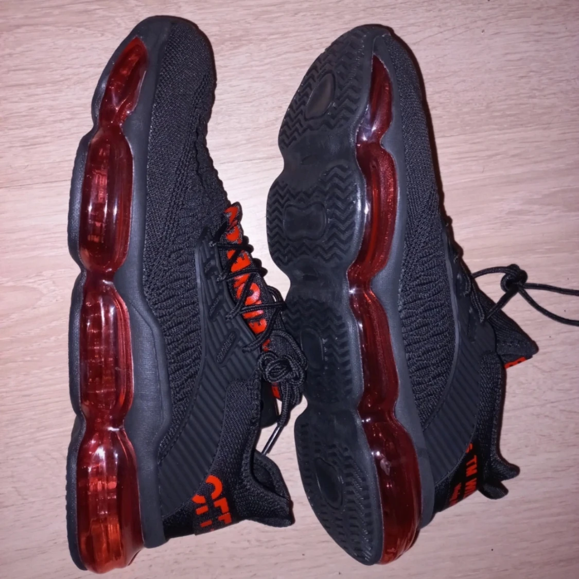 Svarta sneakers med transparent sula