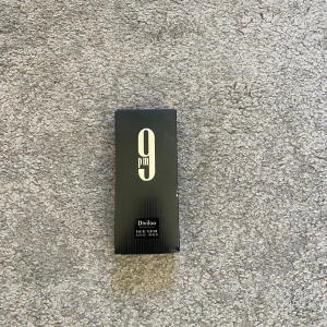 9 PM Eau de Parfum  - Säljer en elegant 9 PM Eau de Parfum från Dividoo. Flaskan har en stilren svart design med en rundad kork och tydlig logotyp. Perfekt för kvällsanvändning med en sofistikerad doftprofil. Kommer i originalförpackning. Aldrig använd 100 ml orginalt 100 ml kvar, 