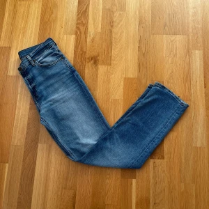Blå jeans från Lee - Snygga blå jeans från Lee med klassisk design och normal passform. De har en traditionell femficksmodell och en bekväm midwaist. Perfekta för en avslappnad stil. Endast använda en gång! Köpta för 1199kr!