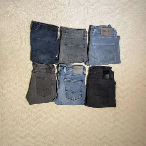 6 par replay anbass jeans - 6 stycken replay anbass jeans till försäljning. Alla jeans är i gott skick. Nypris för alla är ca 10000kr. Vårt pris 3699kr. Vid frågor kontakta oss i dm.