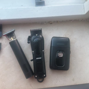 Svart hårklippningsset från Weeme - Säljer ett komplett hårklippningsset från Weeme. Inkluderar två svarta klippmaskiner och en laddare. Flera utbytbara kammar i olika storlekar för precisionsklippning. Perfekt för hemmabruk eller professionell styling.