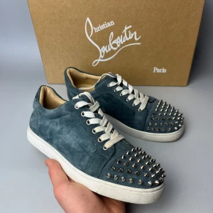  Christian Louboutin sneakers  - Christian Louboutin sneakers i en riktigt rare cw! Storlek 39.5 men passar 40-41. Allt Og tillkommer!