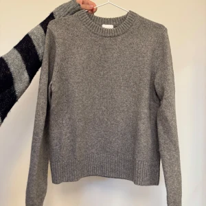 Grå oanvänd stickad tröja - Helt oanvänd grå stickad tröja från hm! 💕