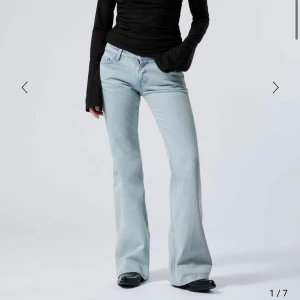 Söker jeans - Söker dessa jeans från Weekday i flame i färgen snow blue i stolek 23/32🫶🏼🫶🏼🫶🏼