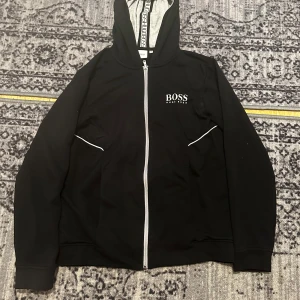Boss hoodie - Säljer nu min boss tröja då den inte kommer till användning och inte passar till min stil, denna produkt säljs inte och finns inte kvar i marknaden! skriv gärna vid intresse och frågor.
