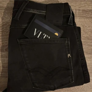  Replay -  svarta jeans från Replay |Storlek: W28 L32|Skick: 10/10 |Tillbehör: Jeansen och alla tags och kvitto |Nypris: 1599kr|Hör av er för ev frågor och bilder✔️. Priset kan diskuteras vid snabb affär!📋 Inga byten!