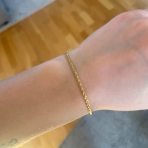 Guldarmband  - Guldarmband med en fin kedjedesign. Fick med i Muli collections påskägg men kommer ej att komma till användning. Därav är det helt nytt