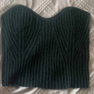 Svart ribbad tubtopp - Snygg svart ribbad tubtopp med en hjärtformad urringning. Perfekt för att skapa en stilren look. Passar bra till både jeans och kjol.