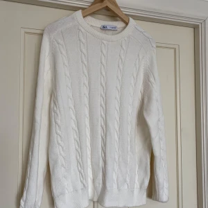Vit stickad tröja från Zara - Vit kabelstickad tröja, aldrig använd!