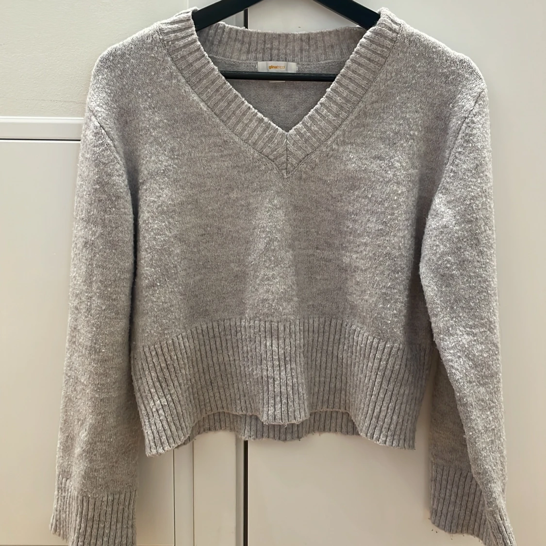 Grå stickad tröja med v-ringning, 