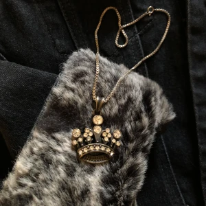 Halsband med kronhänge - Snyggt vintage halsband med ett kronformat hänge dekorerat med glittrande stenar. 