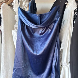 Blå sidenklänning - Blå sidenklänning som ej är använd! Den har en draperad tubetop stil och är lite av en babydoll klänning, perfekt för sommaren!💙