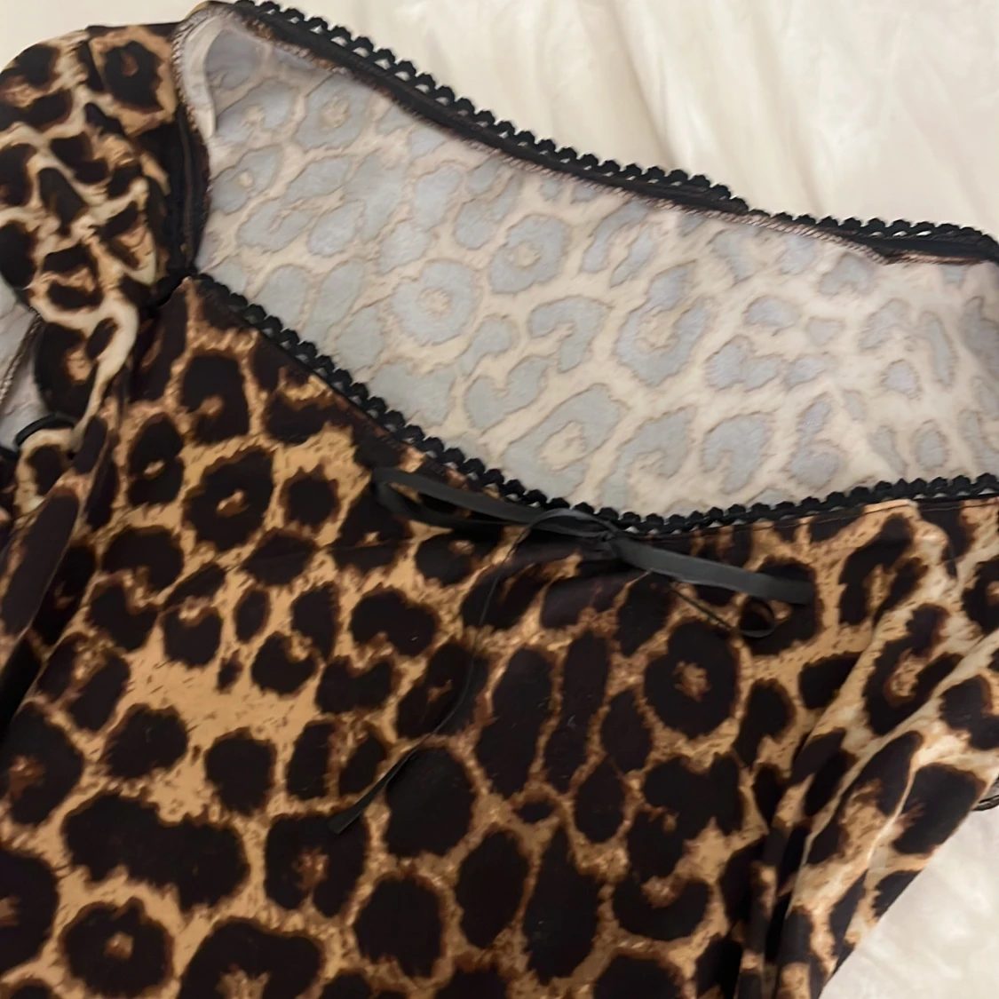 Leopardmönstrad blus med spetsdetaljer - 1