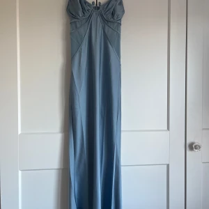 Ljusblå maxiklänning💙strl 34 - Klänning perfekt för bal eller annat event. Aldrig använd pga av att den inte passar. Från ASOS. Priset går att diskutera!⭐️