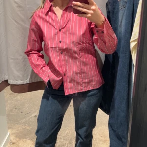 Levi’s jeans  - Levi’s Jeans, riktigt snygg passform och sitter väldigt smickrande runt kroppen❤️helt nya med prislapp kvar! Köpta på second hand då modellen säljs inte längre❤️väldigt populära så säljs fort! 