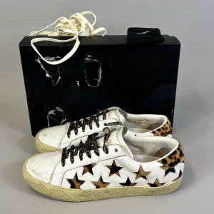 Saint Laurent Sneakers - - Skick 7/10  - Tillbehör: Box & Laces  - Storlek: 39