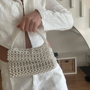 Vit pärlväska - En vacker handväska täckt av vita pärlor. Perfekt till balen eller till en  sommarkväll, den är gjord för hand!❤️